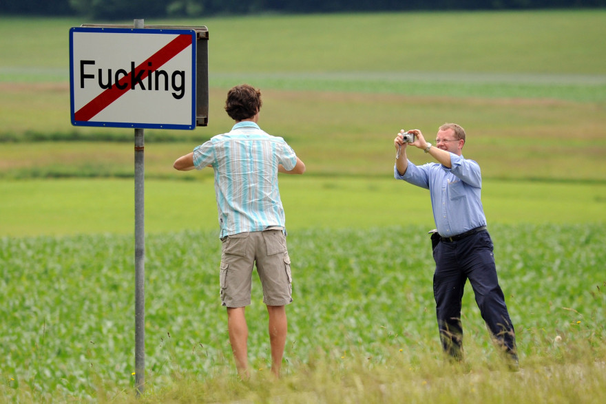 Des curieux prennent la pose devant le panneau du village autrichien Fucking (illustration)