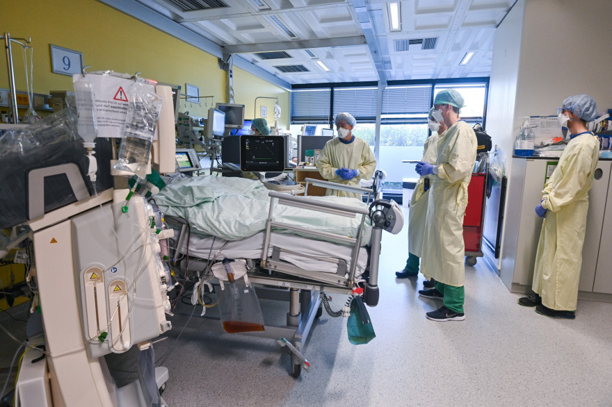Un patient atteint du coronavirus examiné par plusieurs médecins à l'hôpital universitaire de Aachen, dans l'ouest de l'Allemagne, le 10 novembre 2020.