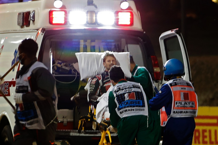 Le pilote français Romain Grosjean transporté par les secours, le 29 novembre 2020, après un accident survenu pendant le premier tour du Grand Prix de Formule 1 de Bahreïn.