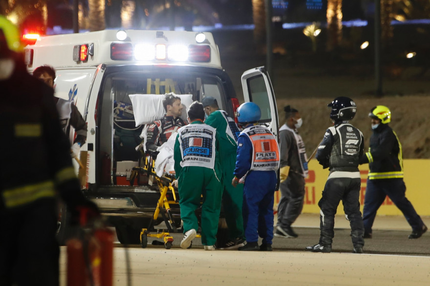 Le pilote français Romain Grosjean transporté par les secours, le 29 novembre 2020, après un accident survenu pendant le premier tour du Grand Prix de Formule 1 de Bahreïn.