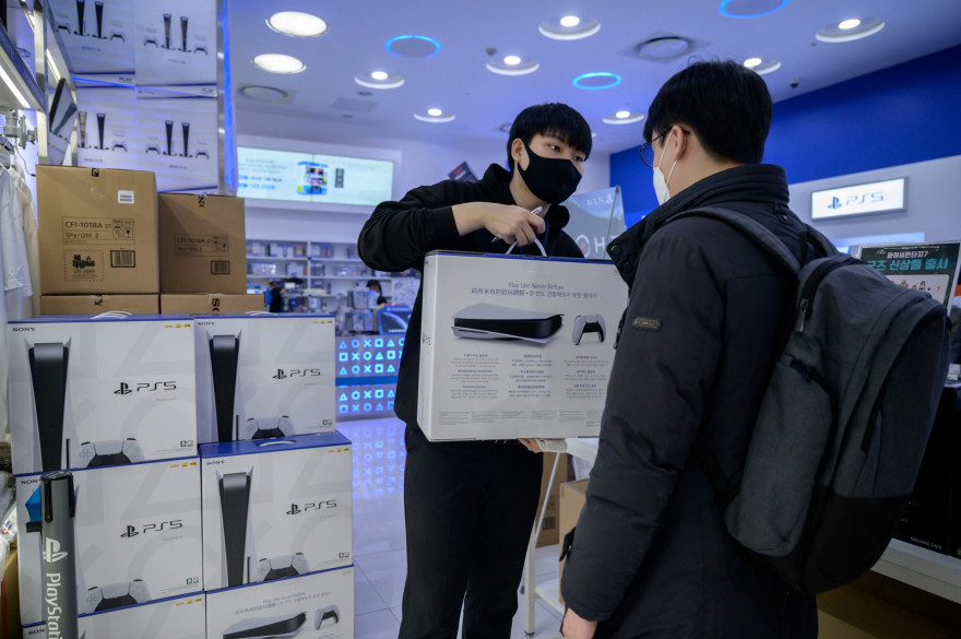Un client recevant la PlayStation 5 à Séoul après que Sony ait lancé la nouvelle console sur certains marchés du monde entier.
