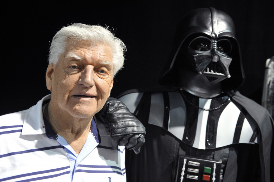David Prowse et un fan dans le costume de Dark Vador, en 2013