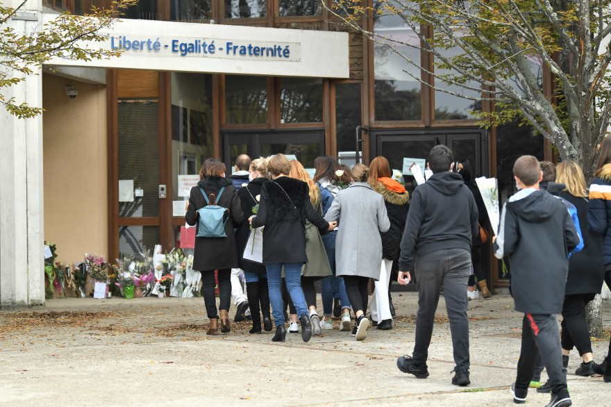 Adultes et enfants devant un collège de Conflans Saint-Honorine, le 17 octobre 2020