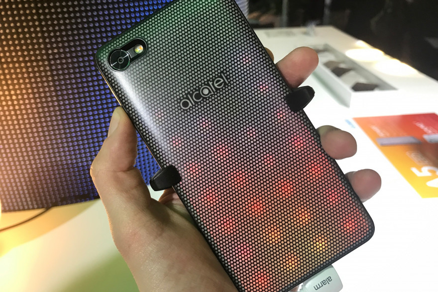 L'Alcatel A5 LED s'illumine au rythme de la musique
