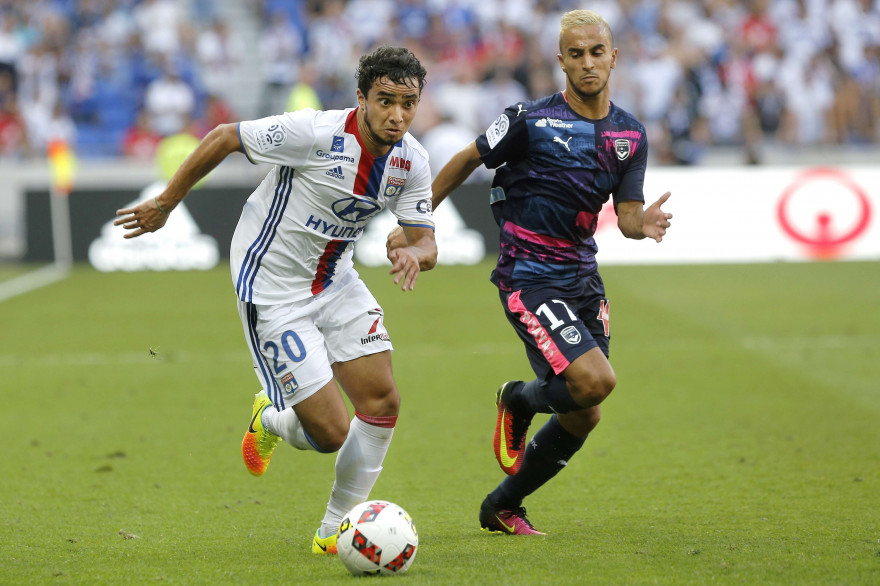 Rafael face à Adam Ounas lors de Lyon-Bordeaux le 10 septembre 2016