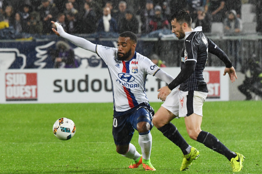 Milan Gajic face à Alexandre Lacazette lors de Bordeaux-Lyon le 3 mars 2017