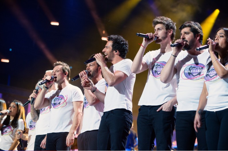 La troupe des Enfoirés se réunie pour la fin du show
