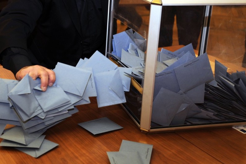 Des bulletins de vote sortis d'une urne, en 2014 (archives).