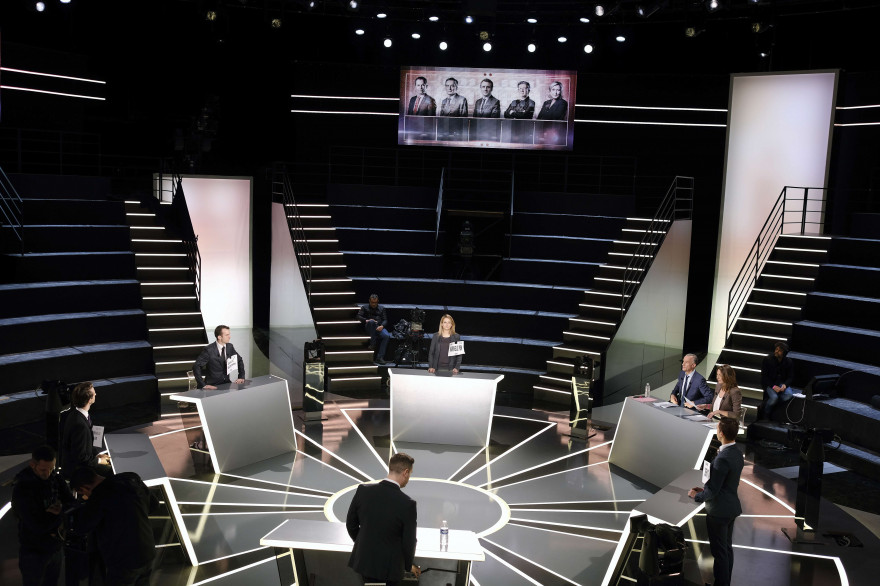 Le plateau du débat présidentiel de TF1 lors de sa préparation 18 mars 2017.