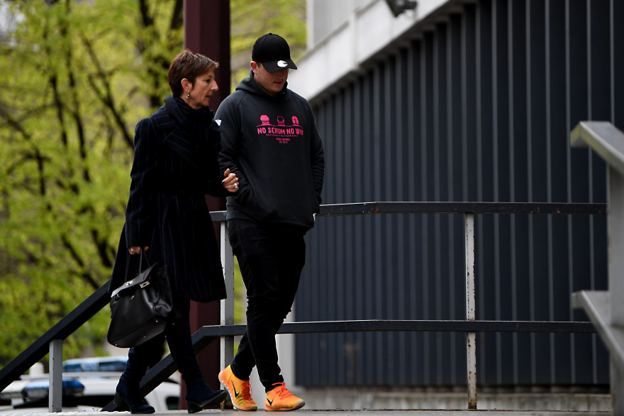 L'Irlandais Denis Coulson, accompagné par son avocate, arrive à l'hôtel de police de Grenoble le 22 mars 2017.