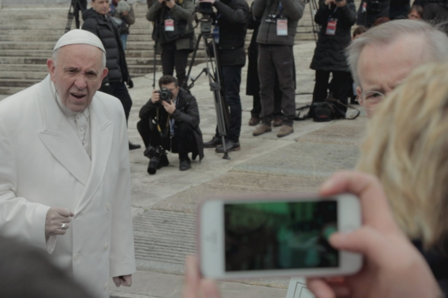 Le pape François face à Élise Lucet dans "Cash Investigation"