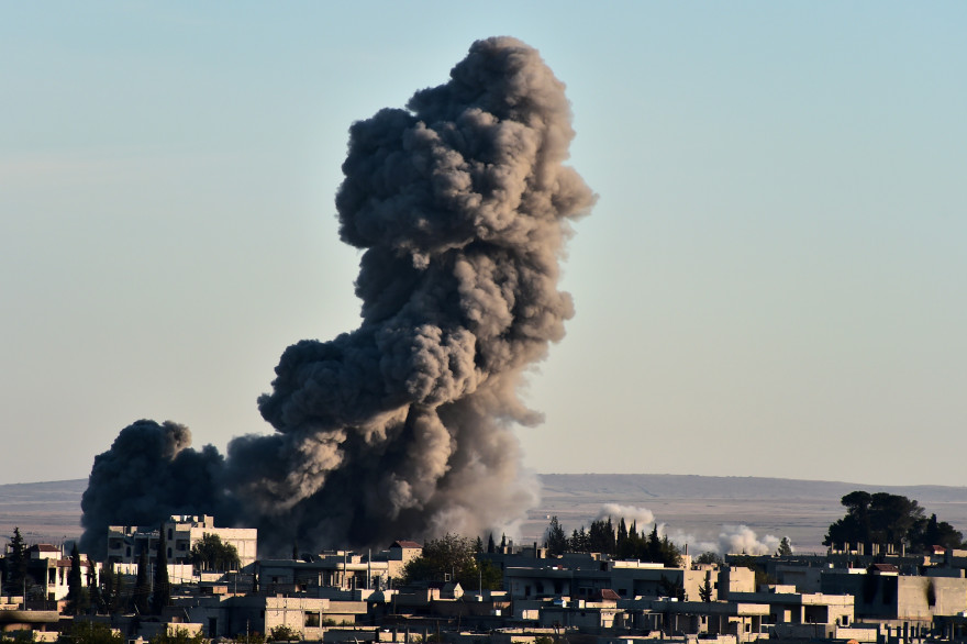 Une frappe aérienne de la coalition internationale sur la ville de Kobane en Syrie en novembre 2014
