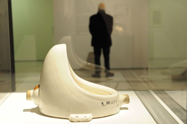 Artiste Qui A Fait Scandale Avec Son Urinoir "Fountain", l'urinoir icone de l'art de Marcel Duchamp, va célébrer ses