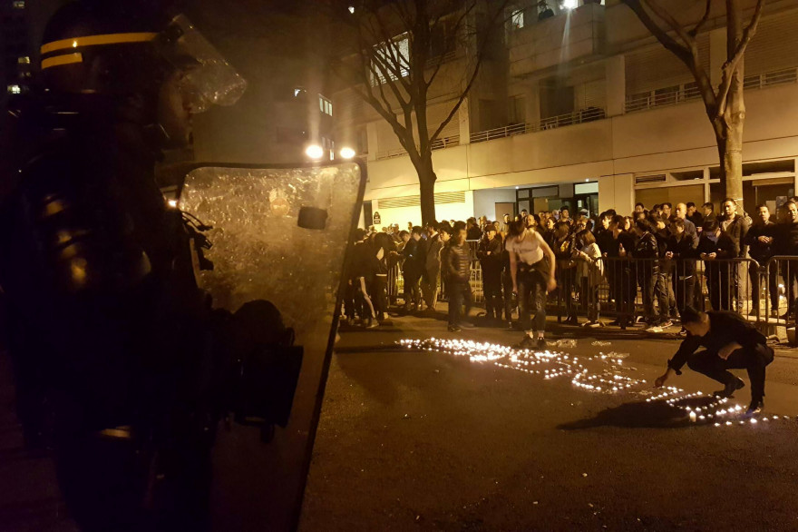 Des manifestants devant le commissariat du XIXe arrondissement de Paris, le 27 mars à Paris