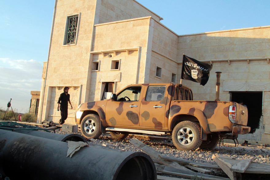 Une voiture de l'État islamique dans les rues de Raqqa en Syrie