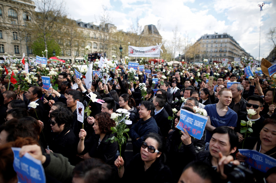 Dimanche 2 avril place de la République à Paris, les manifestants demandent "justice" et "vérité" après la mort de Liu Shaoyao