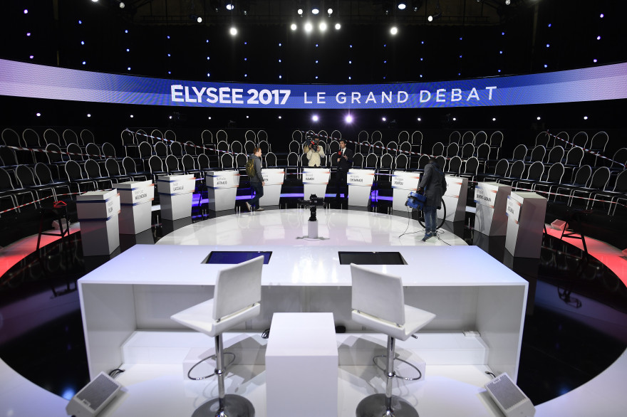 Le plateau du "Grand Débat" avec les pupitres des onze candidats