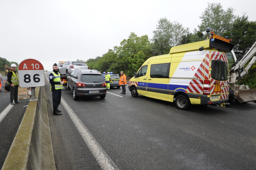 Un véhicule de Vinci Autoroutes sur une zone d'accident, le 5 juin 2016