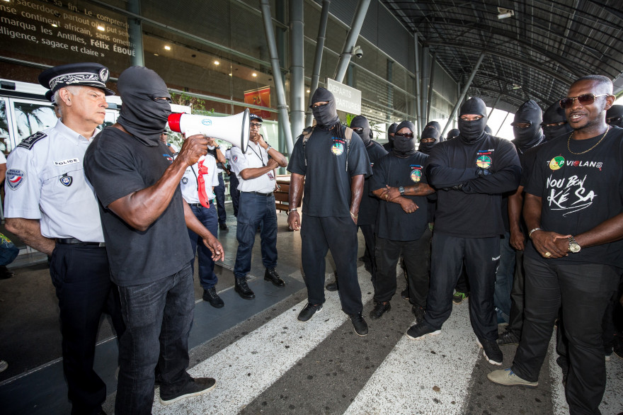 Des membres des "500 frères" durant une manifestation à Cayenne, en Guyane, le 29 mars.