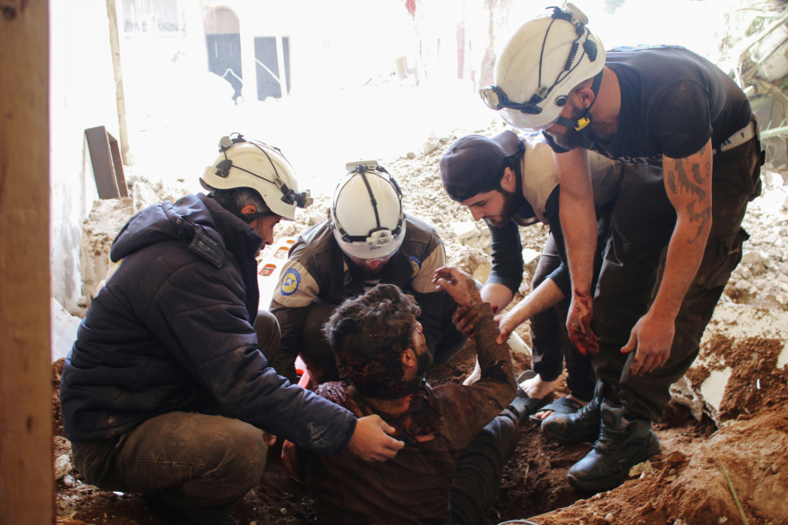 Des casques blancs portent secours à un homme après un bombardement, le 8 avril 2017.