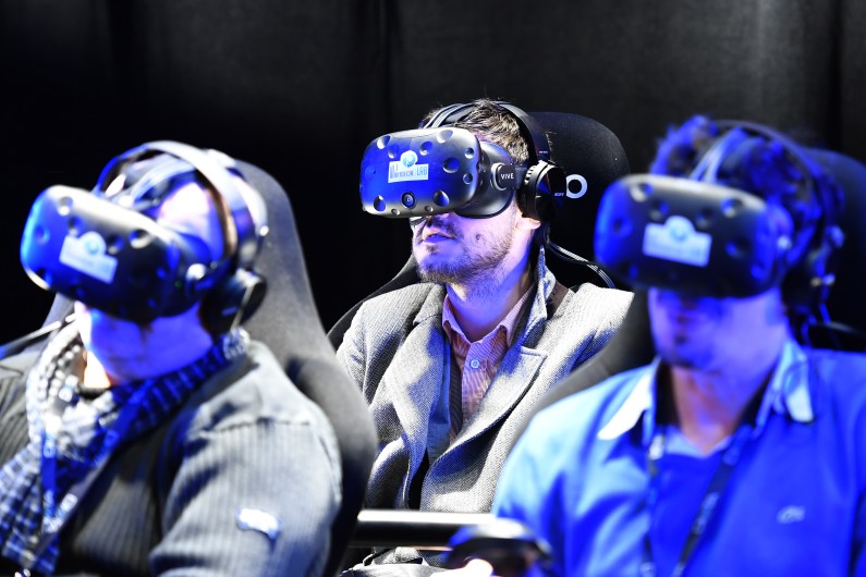 Des utilisateurs testent des casques de réalité virtuelle