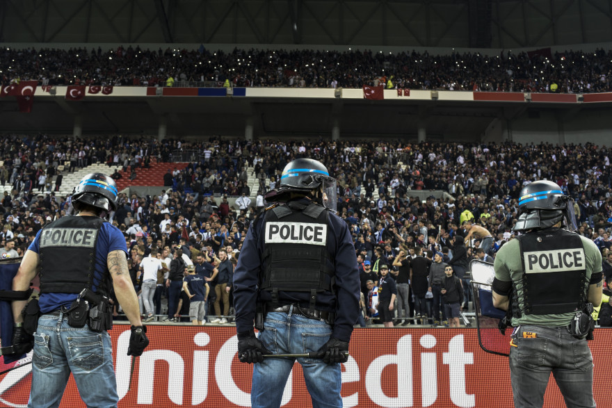 Des policiers devant le virage sud au parc OL lors de Lyon-Besiktas, le 13 avril 2017