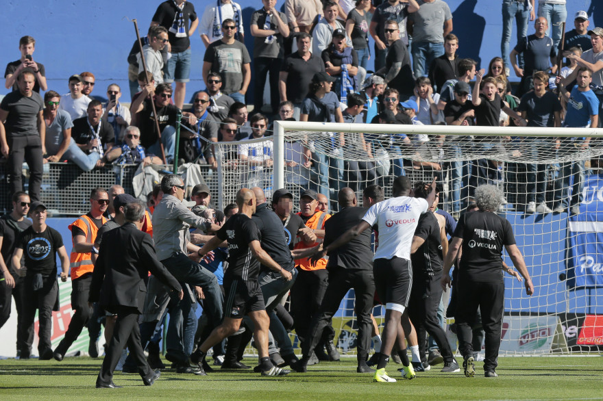 Des supporters de Bastia ont pris à partie les joueurs lyonnais, à Bastia le 16 avril 2017
