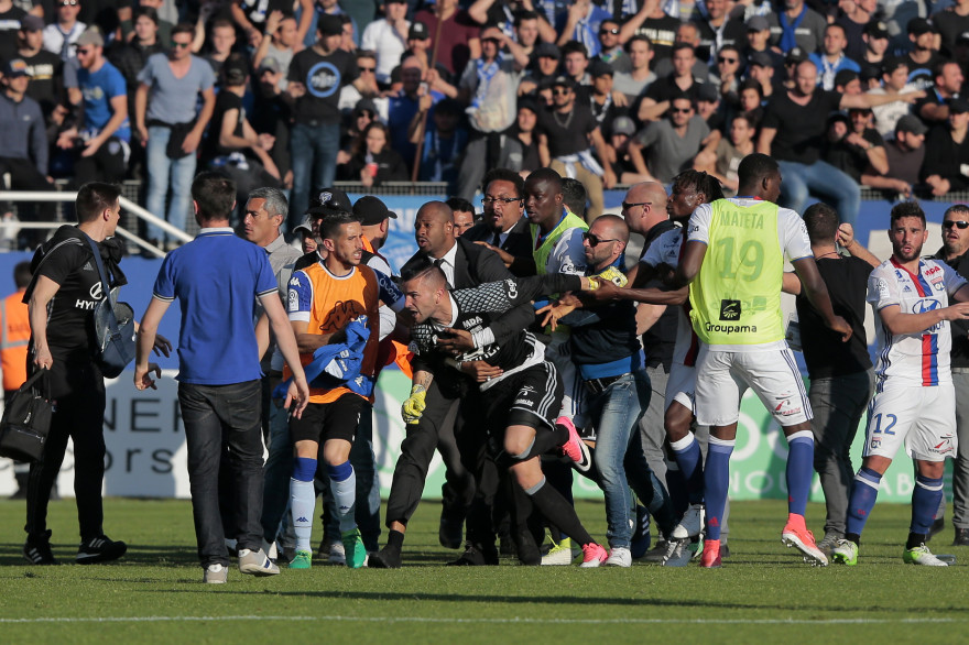Anthony Lopes dans les échauffourées lors de Bastia-Lyon le 16 avril 2017