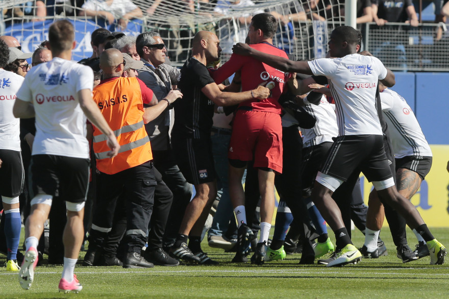 16h50 dimanche 16 avril à Bastia : des supporters corses entrent sur la pelouse et s'en prennent à des joueurs lyonnais