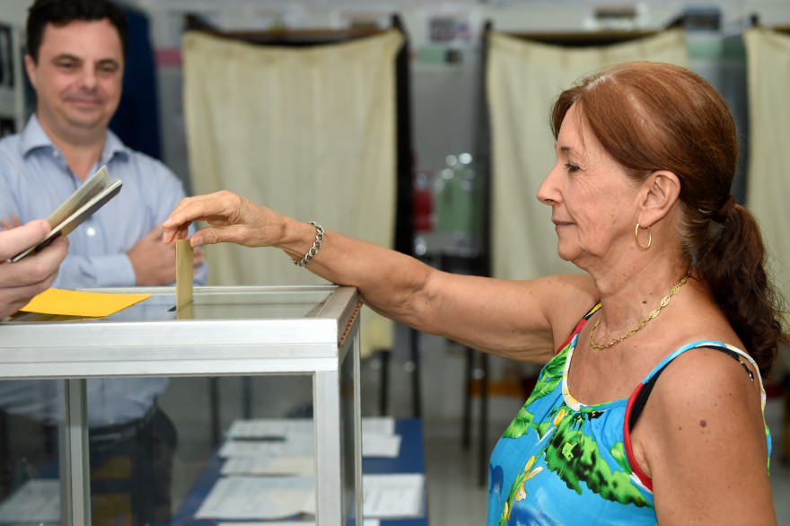 En Indonésie aussi les Français glissent leur vote dans l'urne.