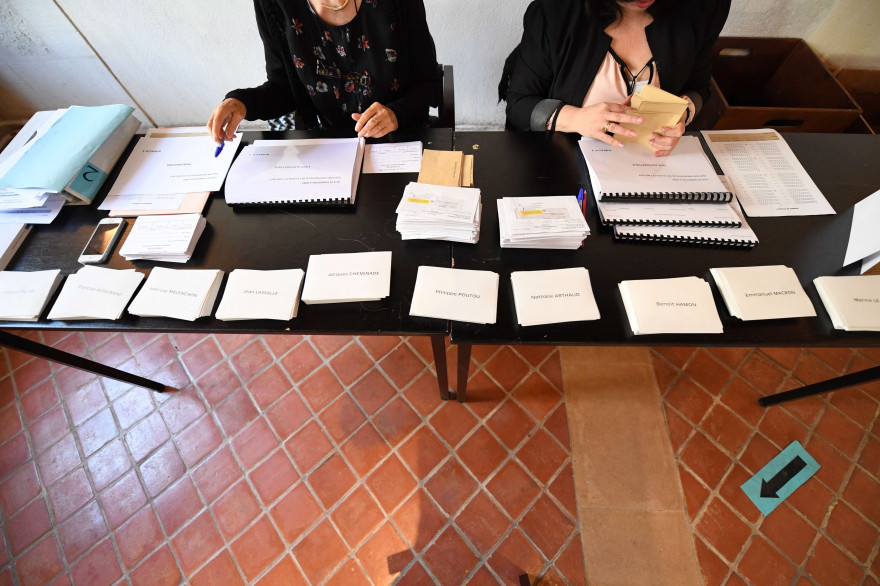 Un bureau de vote à Charenton, en région parisienne, le 23 avril.
