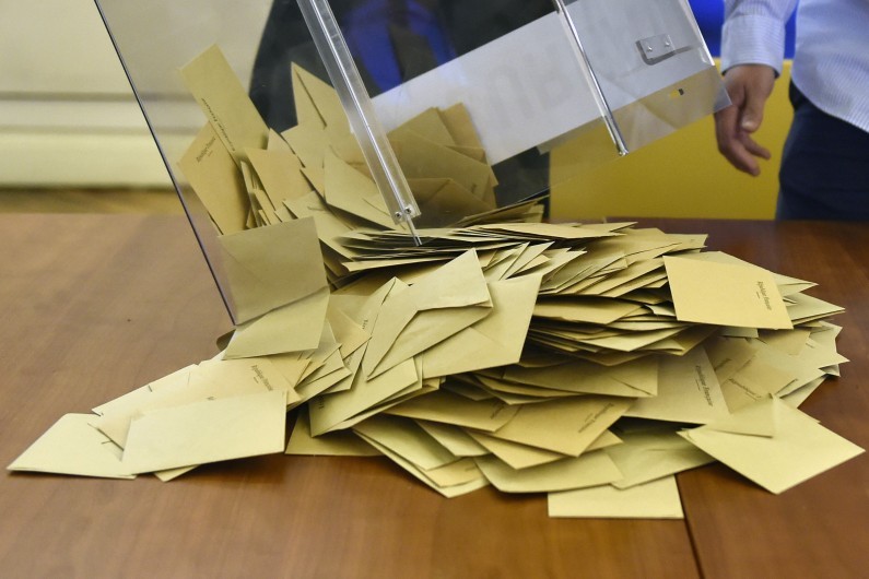 Une urne vidée avant le dépouillement du premier tour de la présidentielle, le 23 avril 2017