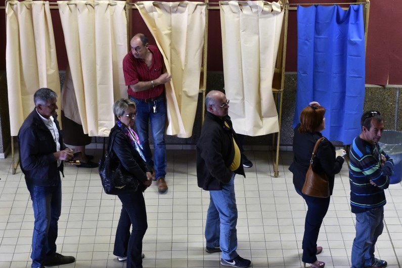Des électeurs font la queue pour voter dans un bureau de vote en Haute-Garonne le 23 avril 2017 pour le premier tour de la présidentielle.
