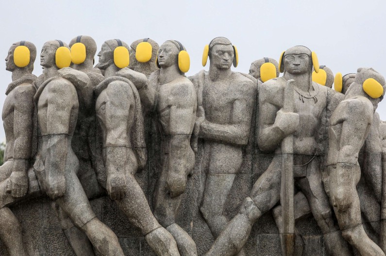 Des statues ornées de protecteurs auditifs marquant la Journée internationale de sensibilisation au bruit, à Sao Paulo, au Brésil