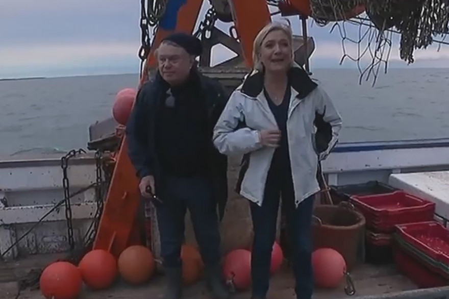 Gilbert Collard et Marine Le Pen sur un bateau de pêche, au Grau-du-Roi le 27 avril