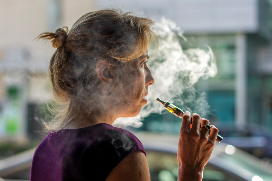 Une femme fume avec une cigarette électronique à Los Angeles en 2014.