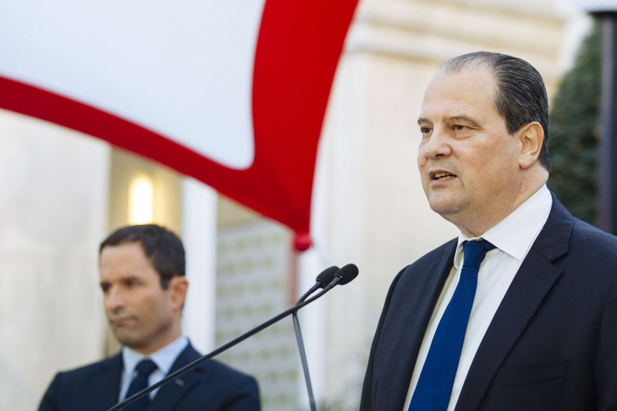 Jean-Christophe Cambadélis et Benoît Hamon à Paris le 27 mars 2017.