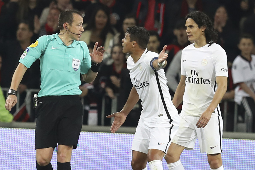 Thiago Silva et Edinson Cavani avec l'arbitre de Nice-PSG dimanche 30 avril 2017