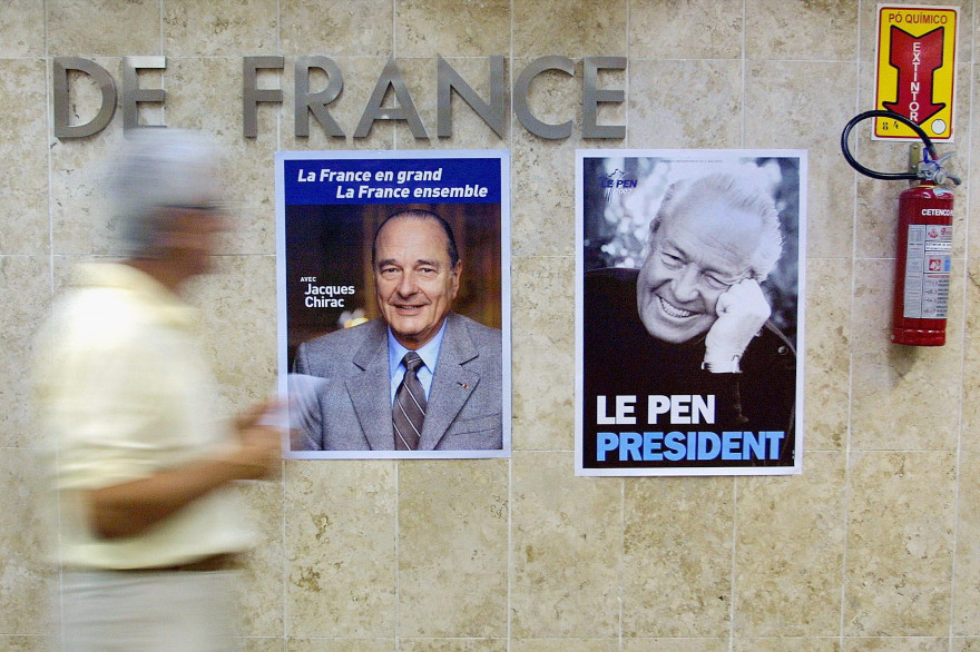 Des affiches de Jacques Chirac et Jean-Marie Le Pen sur un mur du consulat français au Brésil en 2002.