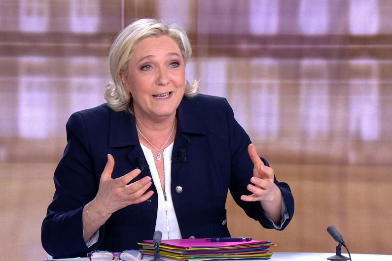 Marine Le Pen sur le plateau du débat télévisé d'entre-deux-tours, le 3 mai 2017