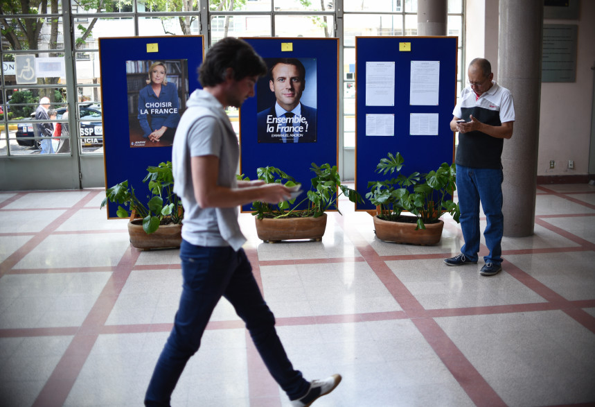 Un électeur français allant voter pour le second tour à Mexico