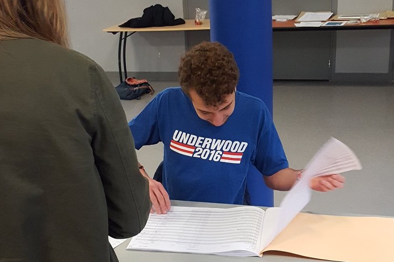 Le t-shirt "Underwood 2016" d'un assesseur du XIe arrondissement de Paris n'a pas échappé à l'oeil des électeurs de son bureau, le 7 mai 2017