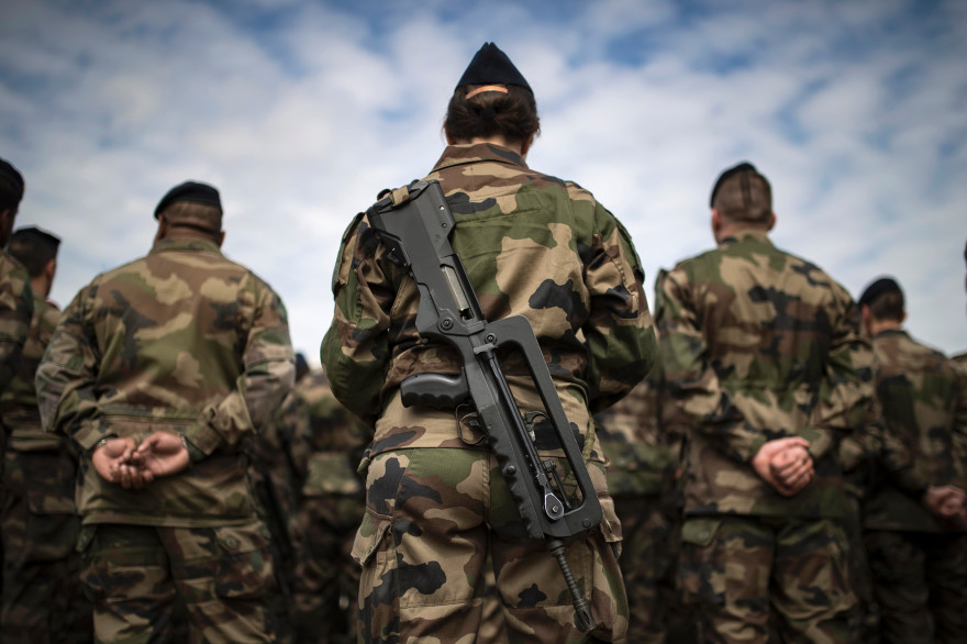 Une femme militaire et ses collègues mobilisés dans le cadre du plan Vigipirate, en juillet 2016