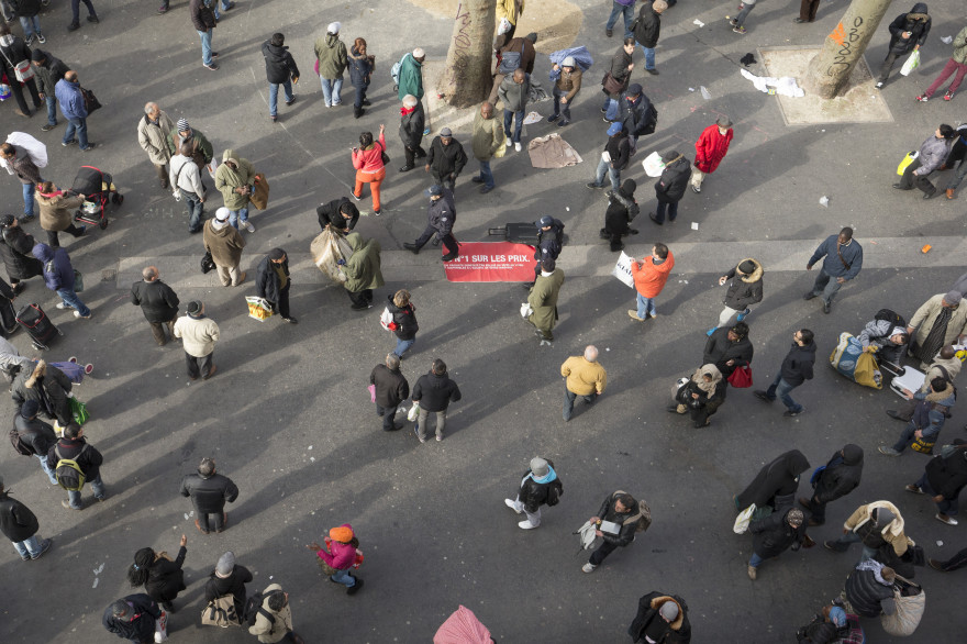 Des vendeurs à la sauvette place de la Chapelle, à Paris le 23 mars 2016