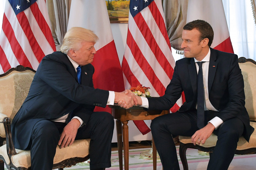 La poignée de main entre Donald Trump et Emmanuel Macron, jeudi 25 mai