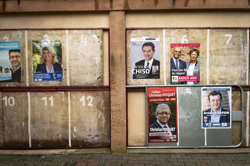 Des panneaux électoraux en vue des législatives 2017 à Aureville, près de Toulouse