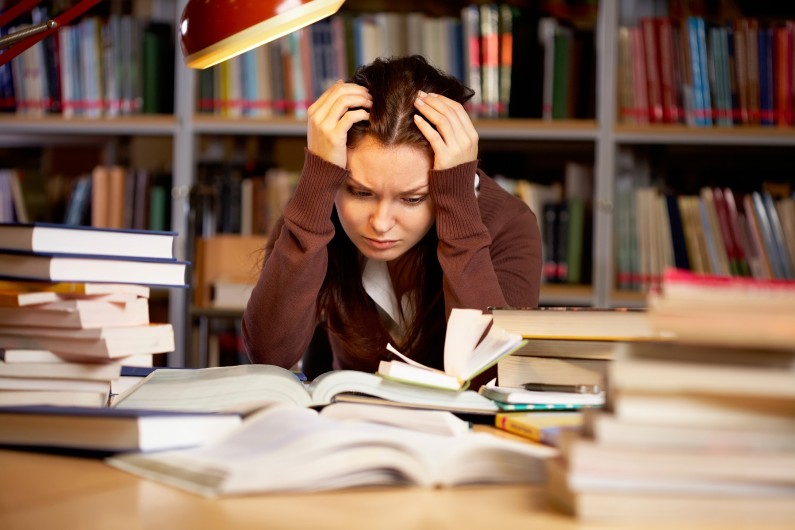 Une jeune fille révise ses examens (illustration)