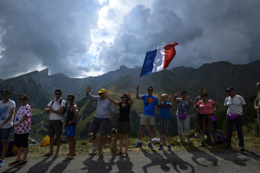 Un drapeau français entre Digne-les-Bains et Pra-Loup, lors du Tour de France