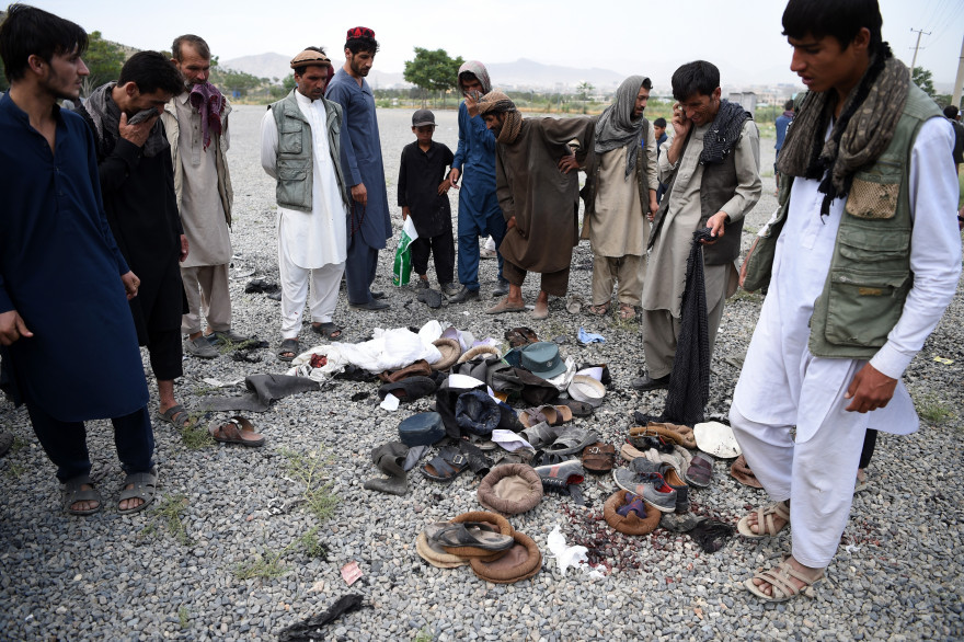 Les effets personnels de victimes touchées par des explosions à Kaboul (Afghanistan), le 3 juin 2017.