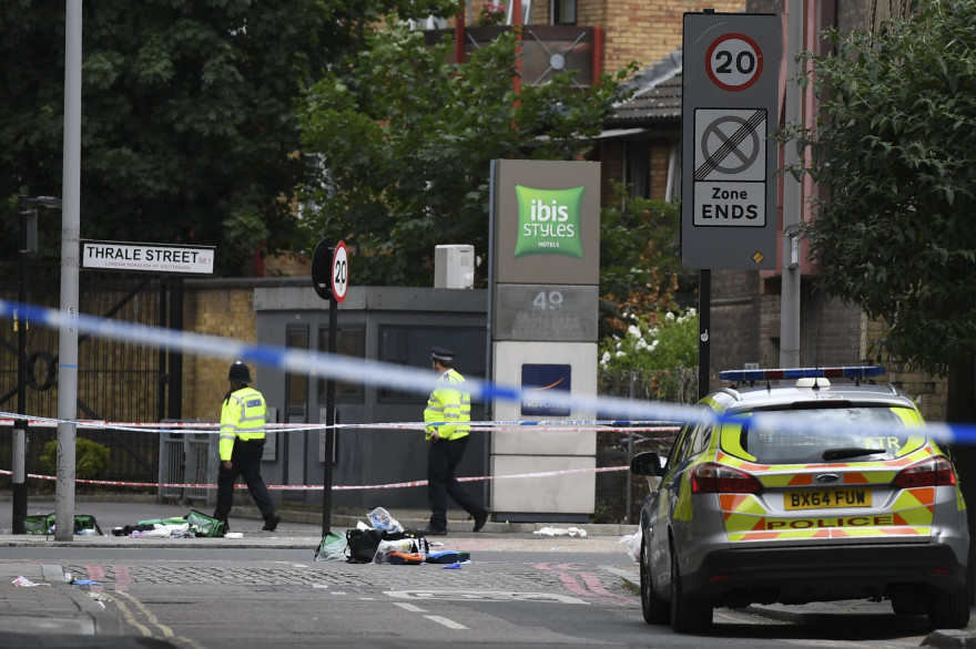 Des policiers près de Borough Maket, dans le centre de Londres, le 4 juin.